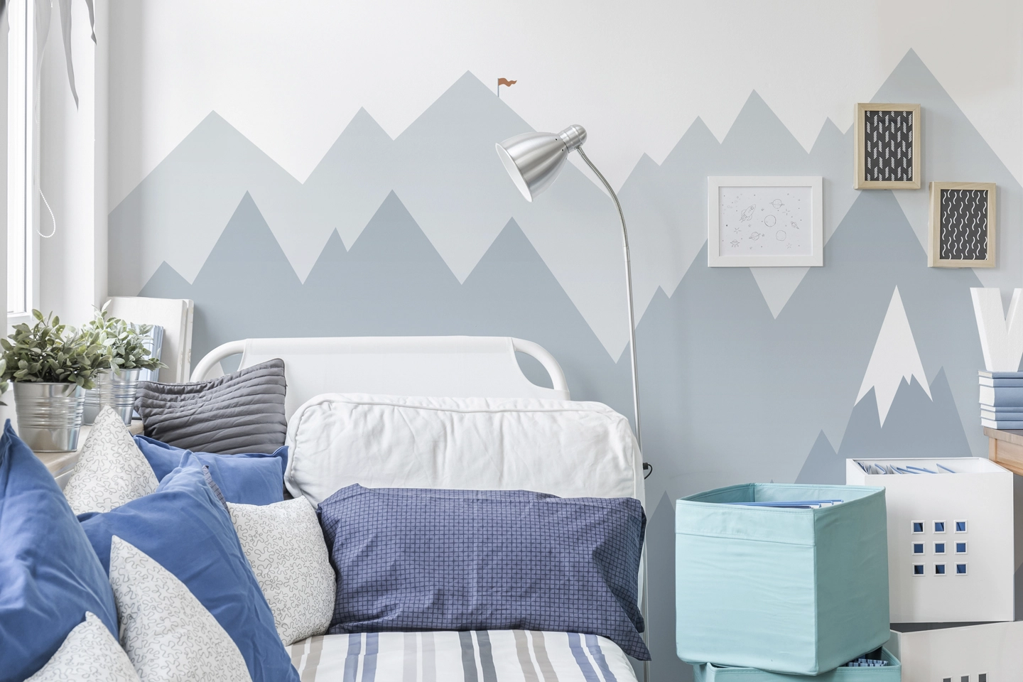 kids-room-interior-design-inspiration-wallpaper-bed
